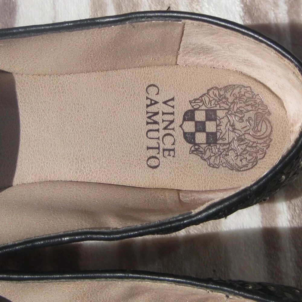 VINCE CAMUTO LILLIANA 2 STUDDED BLACK SOLID SNAKE/QUILTED FLATS SIZE 7    EUC - Picture 5 of 7